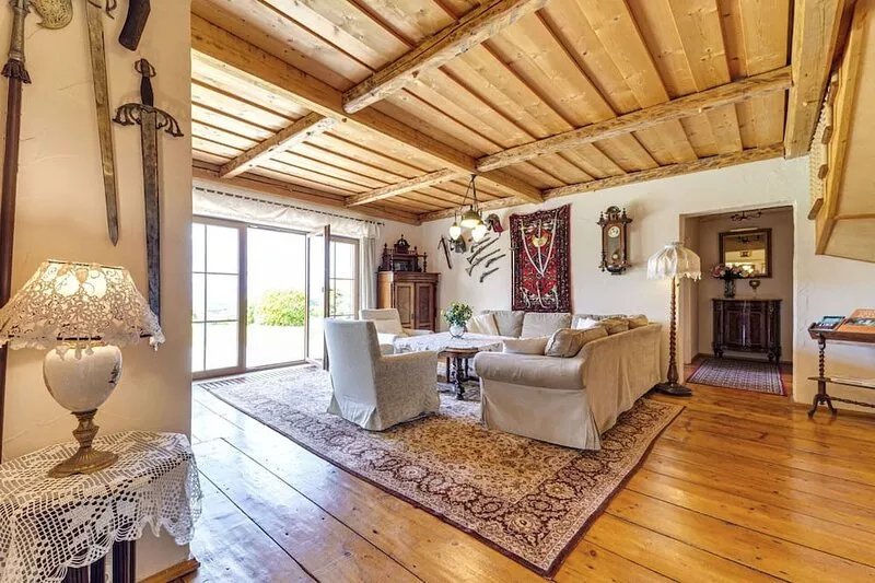 Beautiful private villa with hot tub, WIFI, private pool, TV, terrace, pets