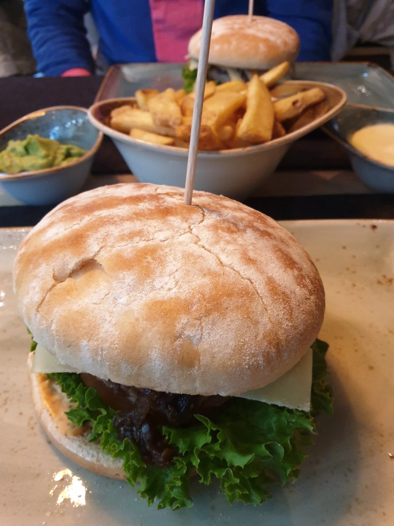 HANS IM GLUECK Burgergrill & Bar