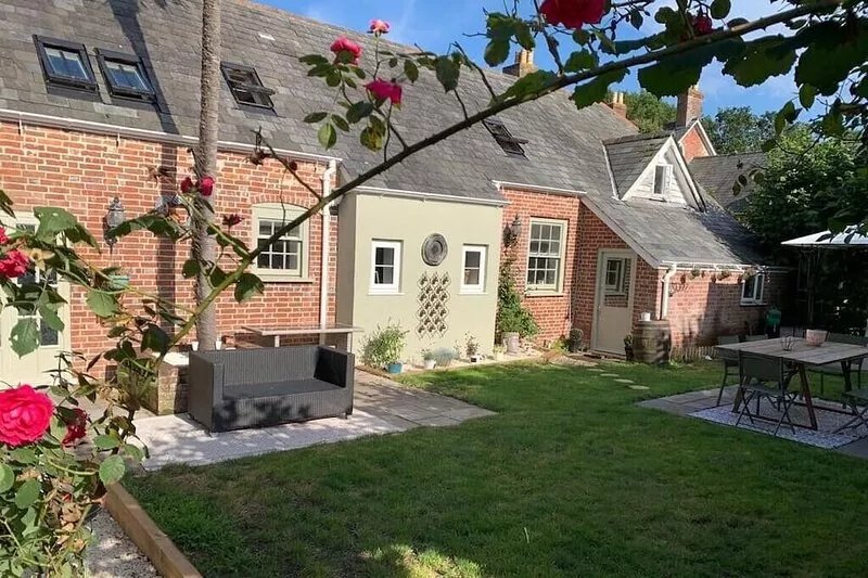 COSY QUIRKY COACH HOUSE, HOT TUB,PARKING, SLEEPS 7, BY THE LAKE, 20mins to Poole