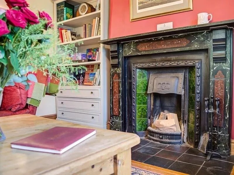 ELM VIEW, pet friendly, character holiday cottage in Chipping Campden