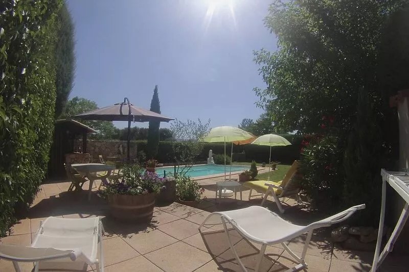 Authentic Provencal house in large property, without neighborhood, near Ai