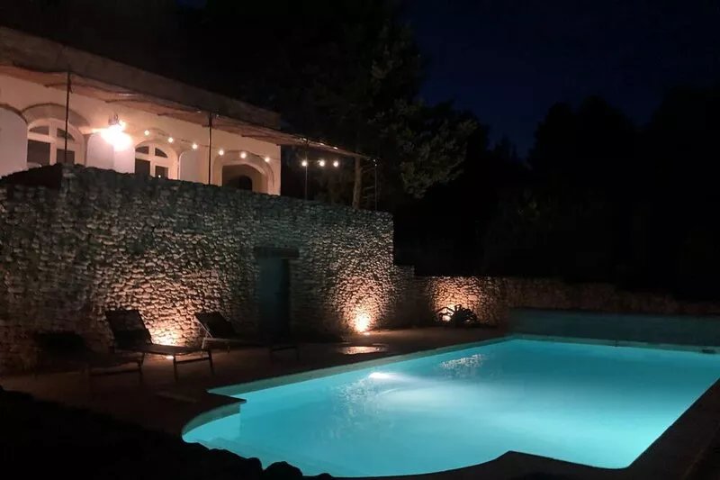 Exceptional Mas 26Om2 swimming pool on 1.3 ha in natural space10km from Avignon