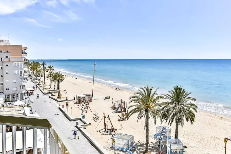 MAGNIFICENT APARTMENT IN FIRST LINE OF SEA.