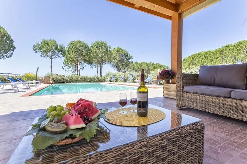 Villa Girasoli with SPA and pool, Wifi, en-suite bathrooms and safe
