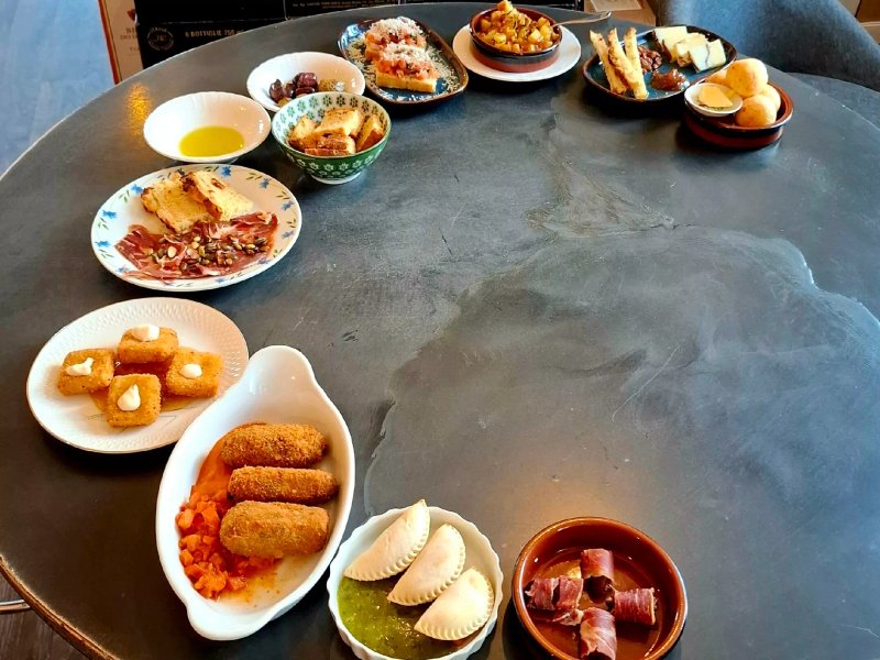 Varde Vinhandel “tapasserie & Vinbar”