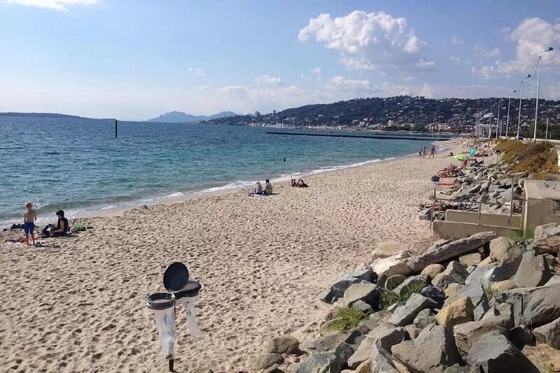 Luxury 2-bedroom apt w private garden&terrace, AC, Pool, Parking, next to Beach