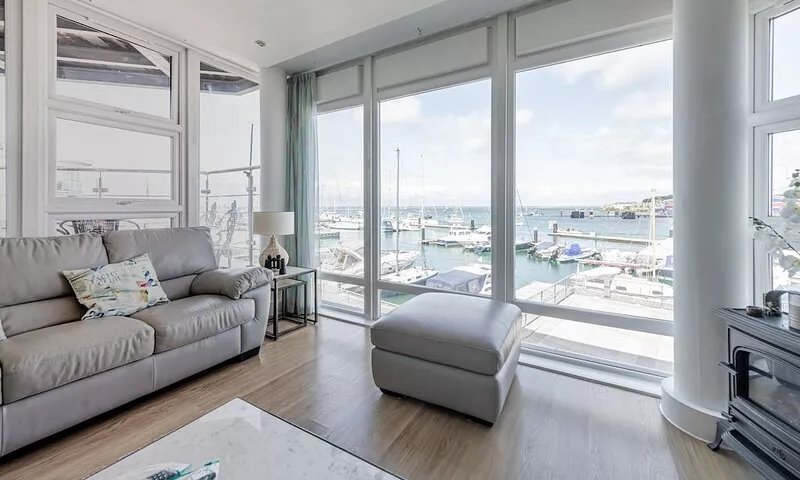 Luxury Cowes waterfront apartment with stunning panoramic marina & sea views
