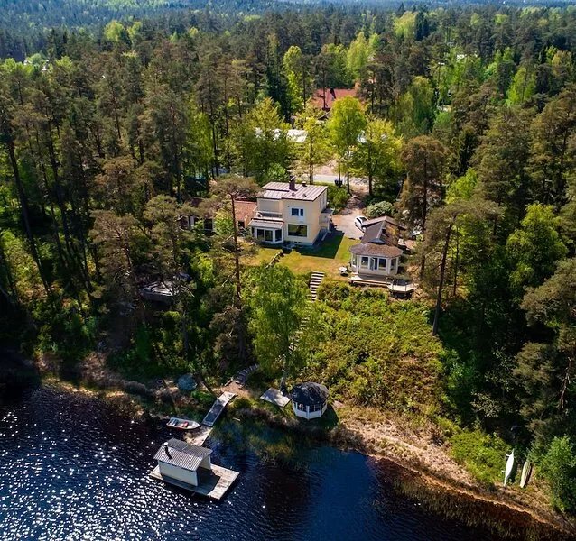 Cottage with fantastic lake views!