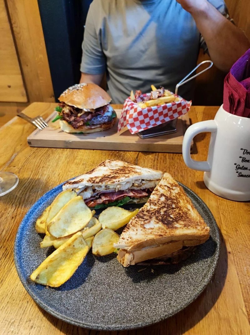 R Burger & Minigolf