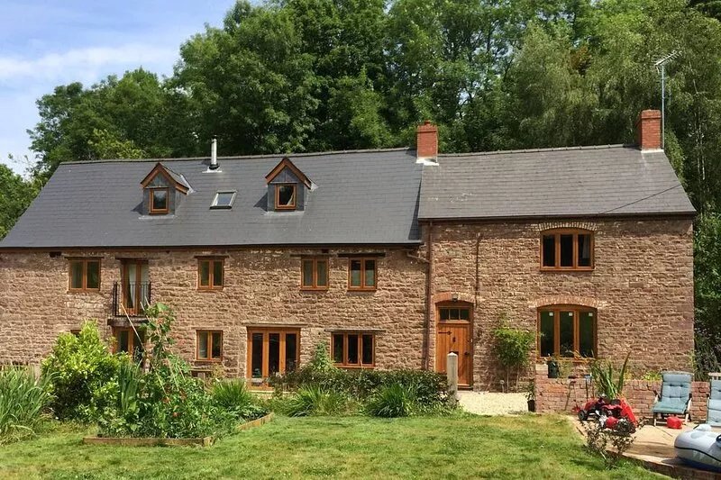2 self  contained bedrooms with private garden in beautiful old mill.