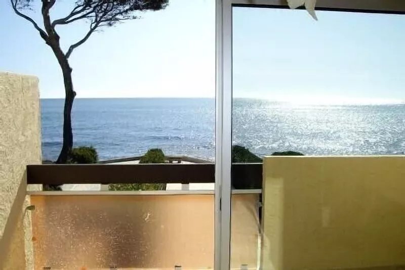 WATERFRONT VILLA IN LUXURY RESIDENCE - CLOSE TO ALL AMENITIES