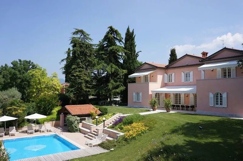 Luxury &  Chic Rental Villa Lake Garda Lazise. Lake view and swimming pool
