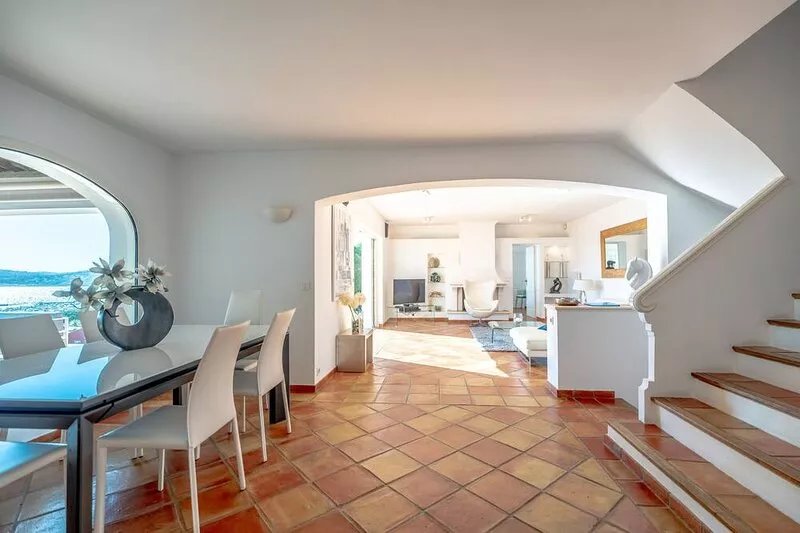 Superb villa with pool, superb sea view, beaches and center 200 m, 8 pers