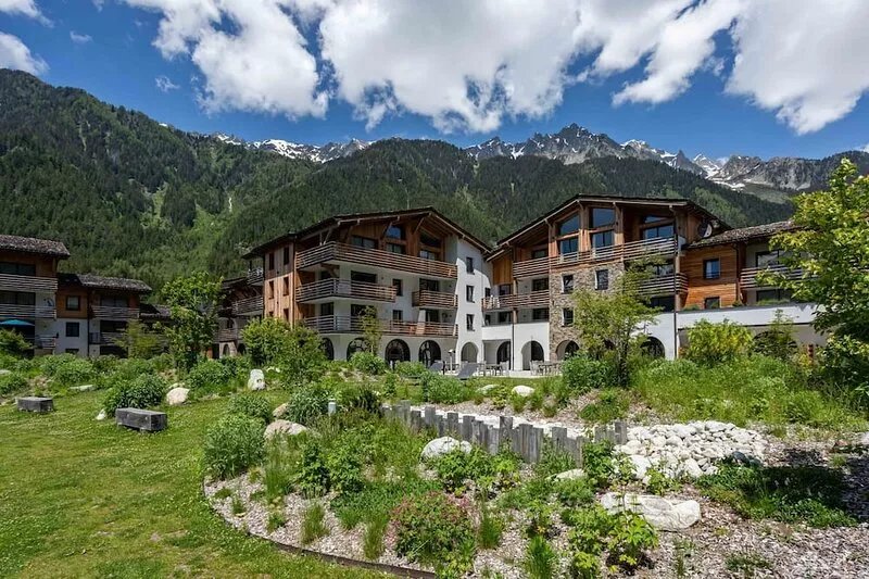 La Cordee 703 Apartment -    2 bedrooms, sleeps 4-7 with terrace, pool & parking