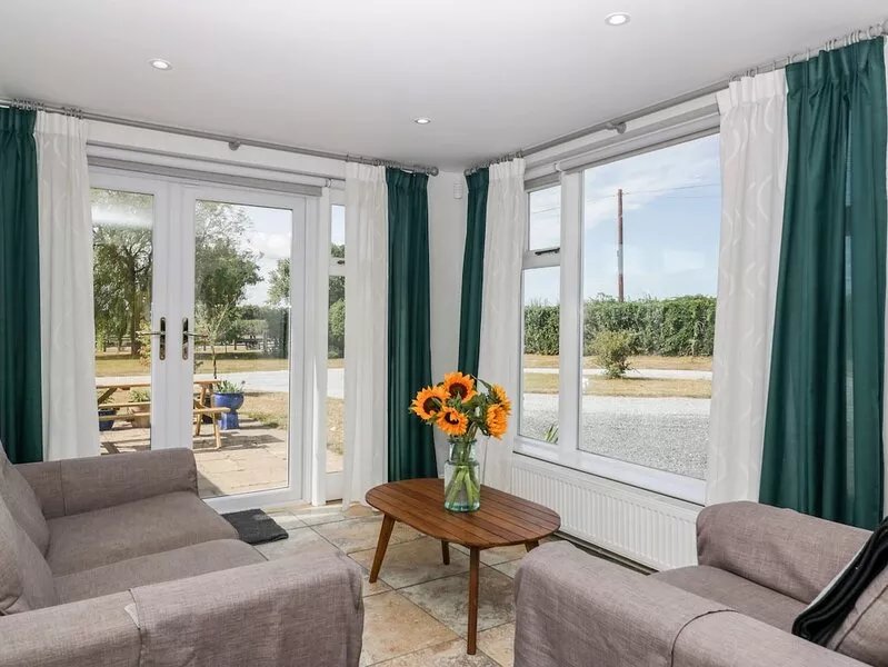 SOMERSET HOUSE, family friendly, with hot tub in Middlezoy