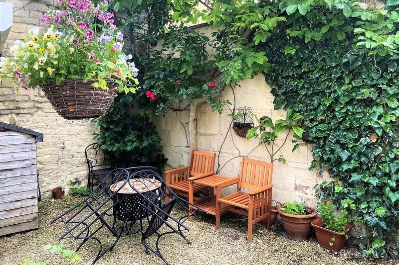 Detached 3 Bed single storey property, sleeps 2 to 6 + off streetparking 2 cars