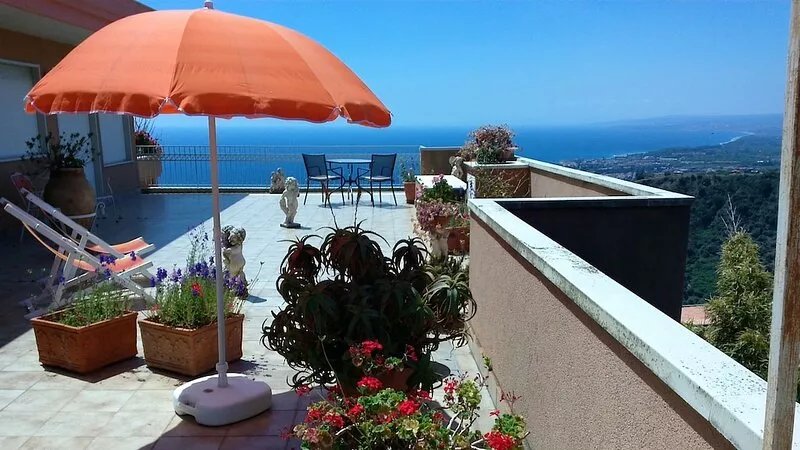 Residence Schuler - Apartment 'A' with sea-Etna view