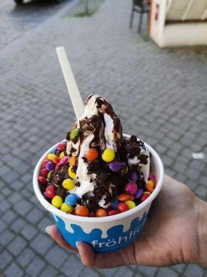 Frohlich FrozenYogurt Kaffee & Mehr