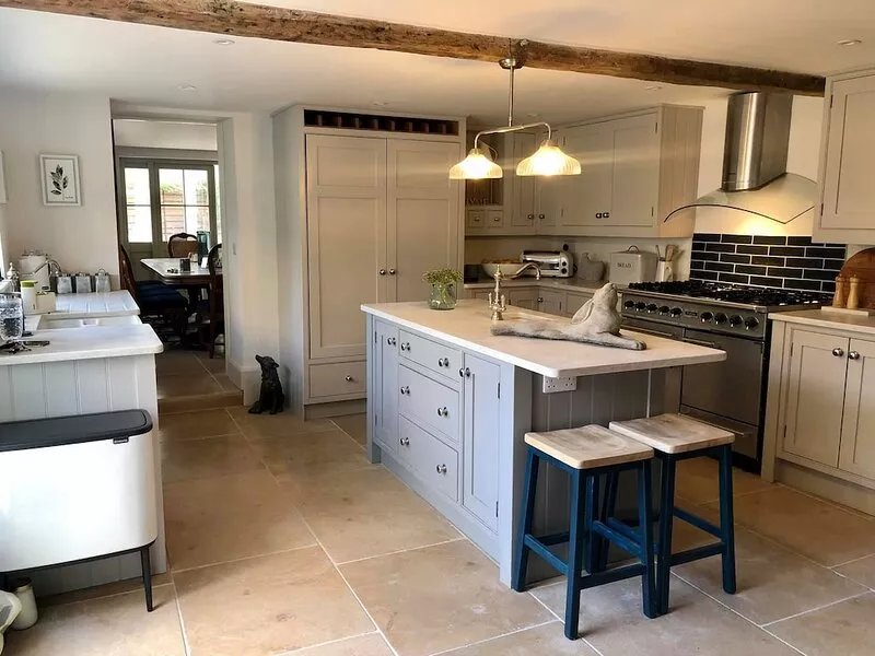 5* LUXURY Spacious Cottage, Garden. Pubs, Duck Pond. 5 Beds,3 Baths. Nr Broadway