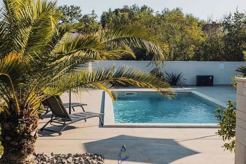 Luxurious 3-BR spa villa with heatable pool close to beaches