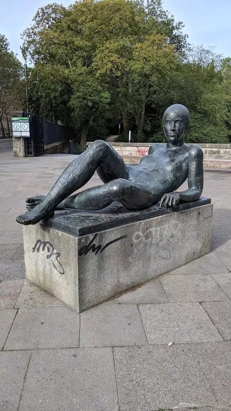 Skulptur Liegende