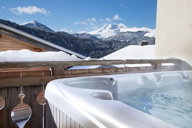 Modern 4 bed Chalet, Hot tub, Stunning views of Morzine, easy access to Avoriaz