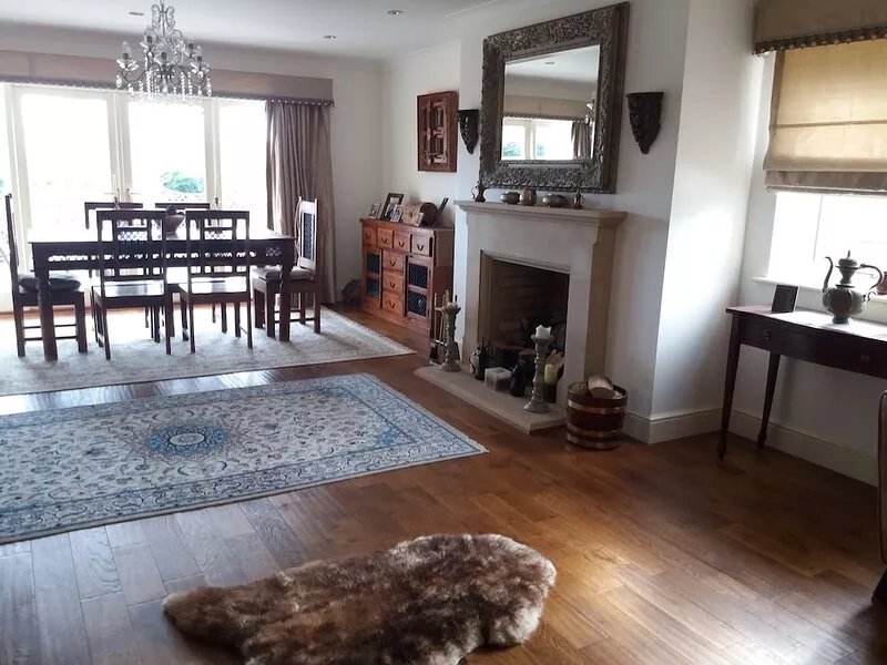 A Luxurious family Cotswold home with a short stroll from market-square
