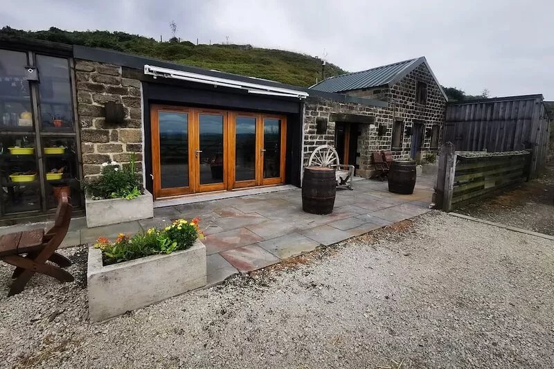 Off grid remote cottage secure garden dog friendly