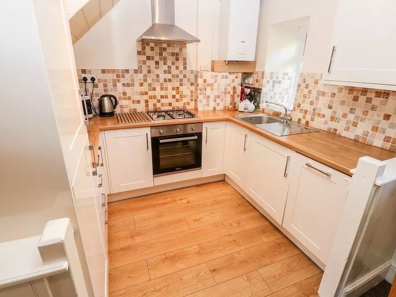 SWALLOWS COTTAGE, pet friendly, with a garden in Maenclochog