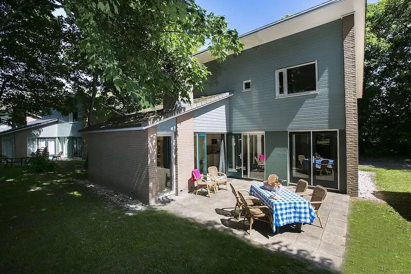 Restyled holiday home with two bathrooms near the beach