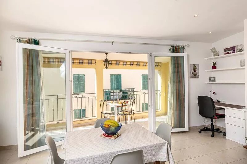 Very beautiful 3-room terrace, in the heart of the old town, beach and port at