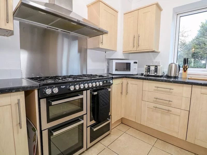 SEA DREAMS, pet friendly, country holiday cottage in Goring-By-Sea