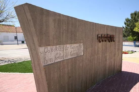 Escultura aos Poetas Populares