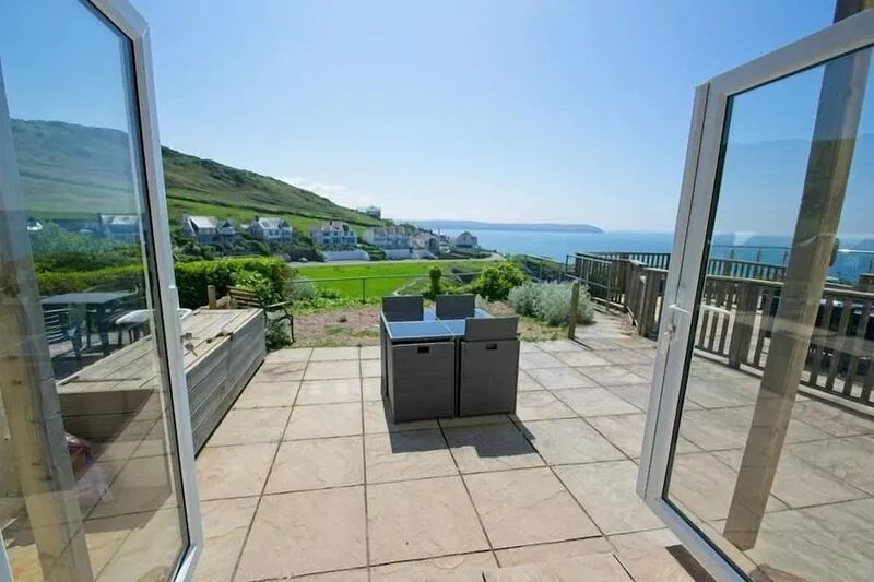 2 bed apartment close to Combesgate Beach with outside space and seaviews