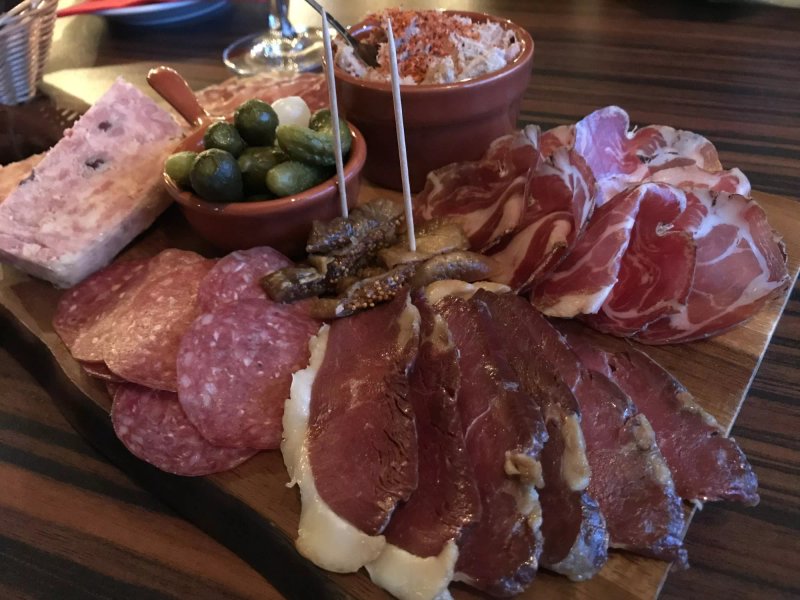 L'escale wine bar and retail