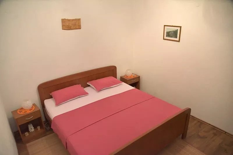One bedroom apartment near beach Milna, Vis (A-8917-e)