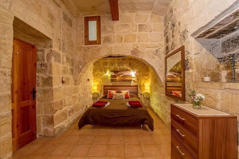 'Razzett Tuta' - Beautiful hillside farmhouse with air conditioning and pool