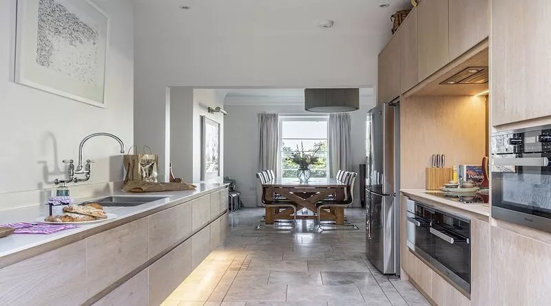 Luxury Holiday Home in Central Salcombe with parking for several cars