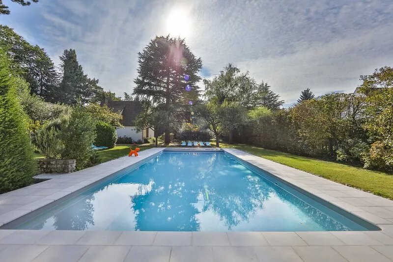 Exceptional 4200 sqm property with pool near Paris & Versailles and golfs