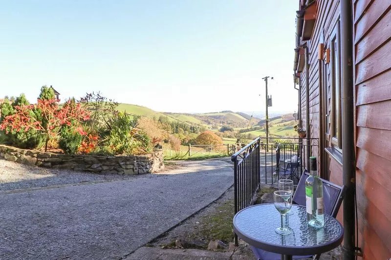 BEECH COTTAGE, character holiday cottage, with a garden in Llanidloes