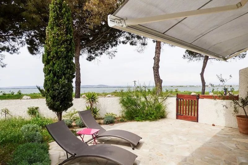Spacious detached villa, garden, 100m from the beach, superb view of the pond.