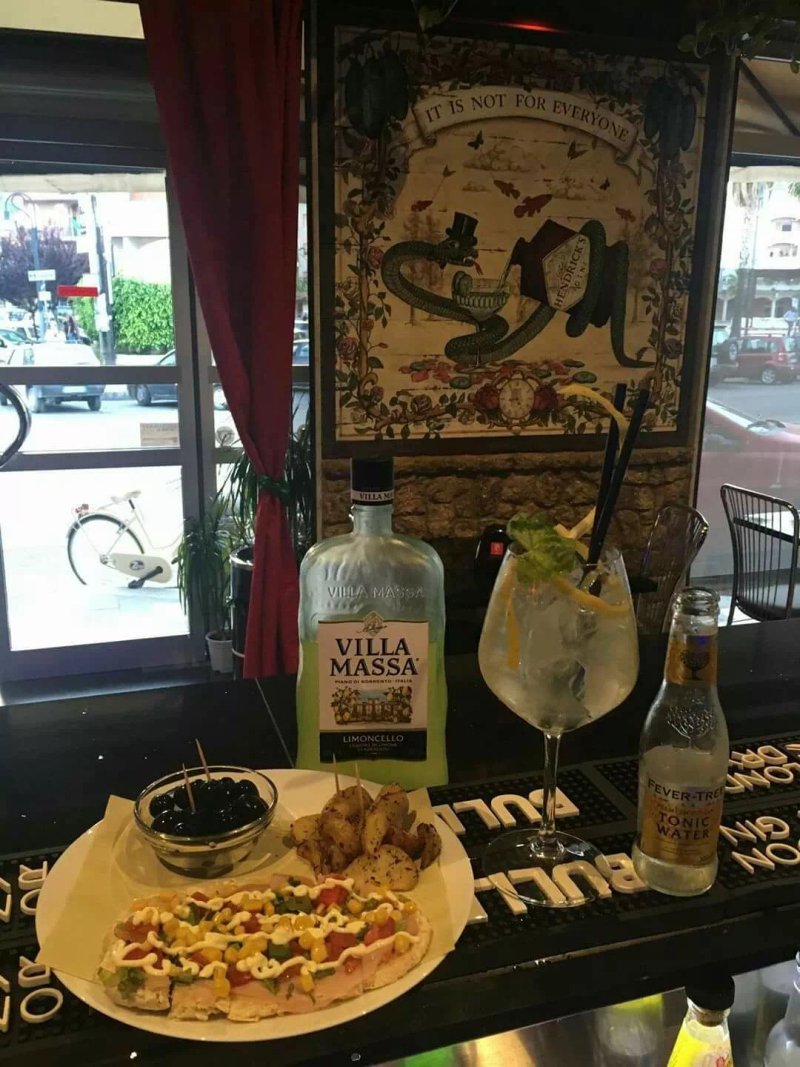 Larry's Drink And Food