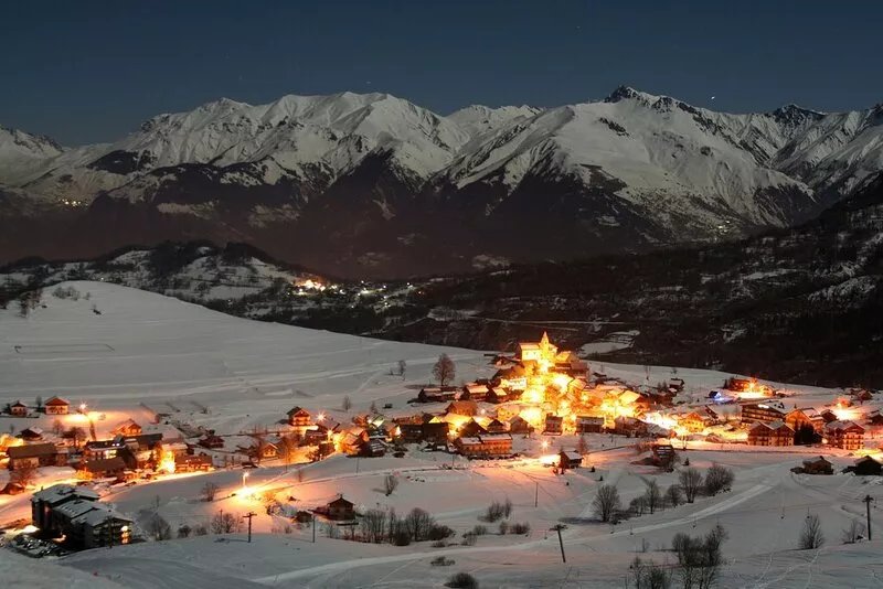 House 8 people comfortably 150m from the slopes - Linen included