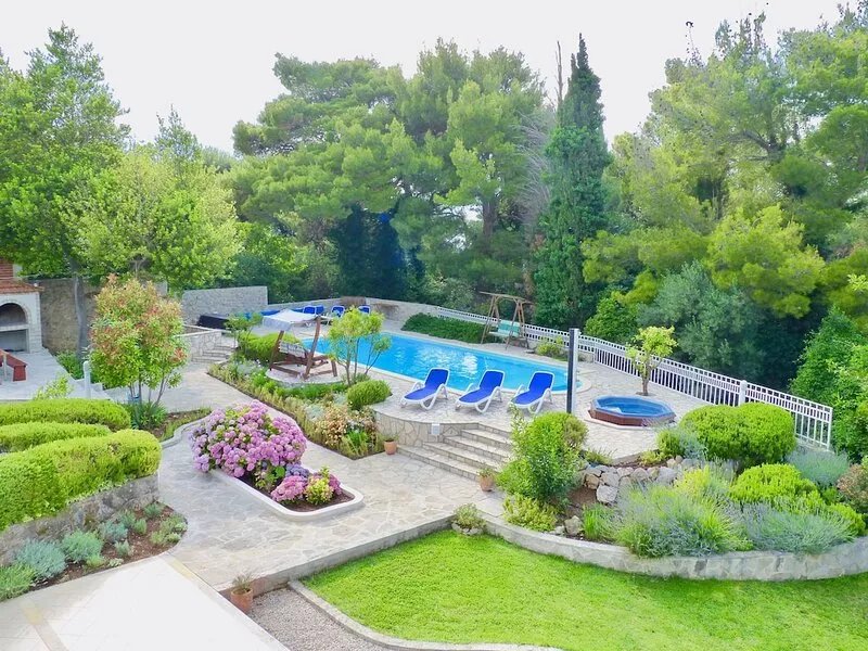 Safe Family Villa. Sea Views, Walled Garden, Pool Jacuzzi, Badminton TableTennis
