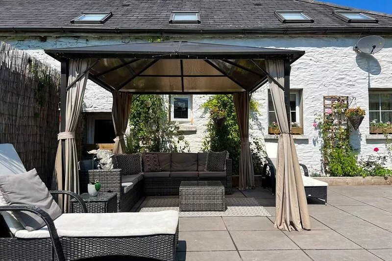 Beautiful Large Country Barn Conversion Hot Tub, Pool, BBQ Hut, Large Grounds