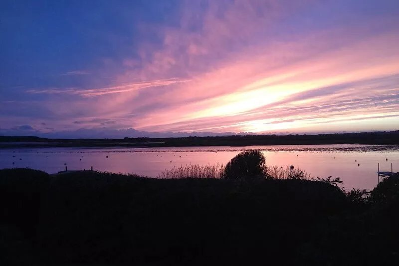 'Waterside' - overlooking Mudeford Harbour - *** No Booking Fees ***