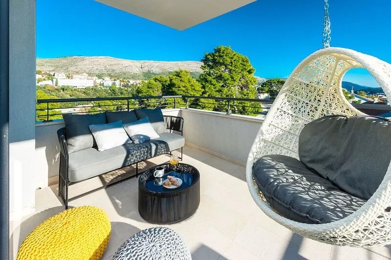 Bright Luxurious Three-bedroom Home with Sea View