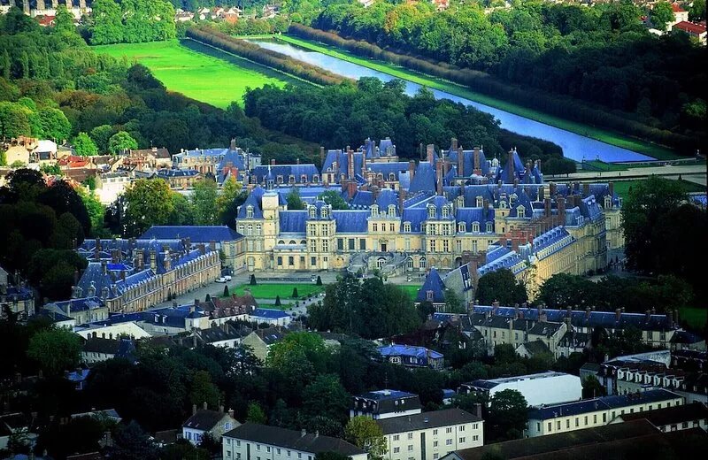 In a park with 5ha lake, lots of toys/books/swing set, fresh eggs, Paris 80km