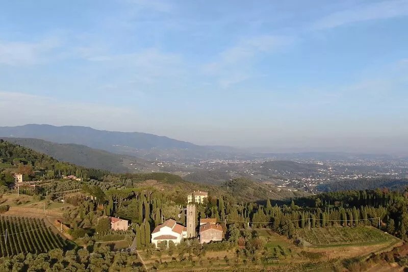 SHINY AND INDIPENDENT HOUSE CLOSE TO LUCCA.WITH PRIVATE GARDEN AND POOL.