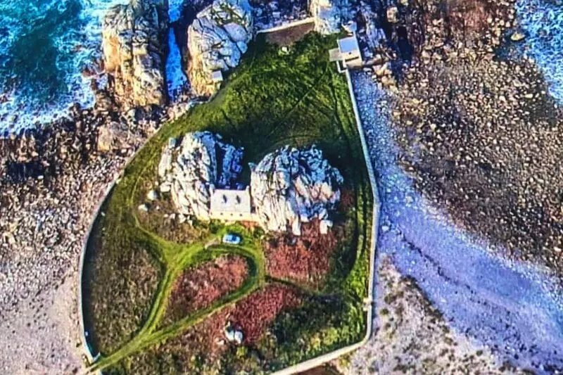 Spacious villa for 12 with large garden near the sea